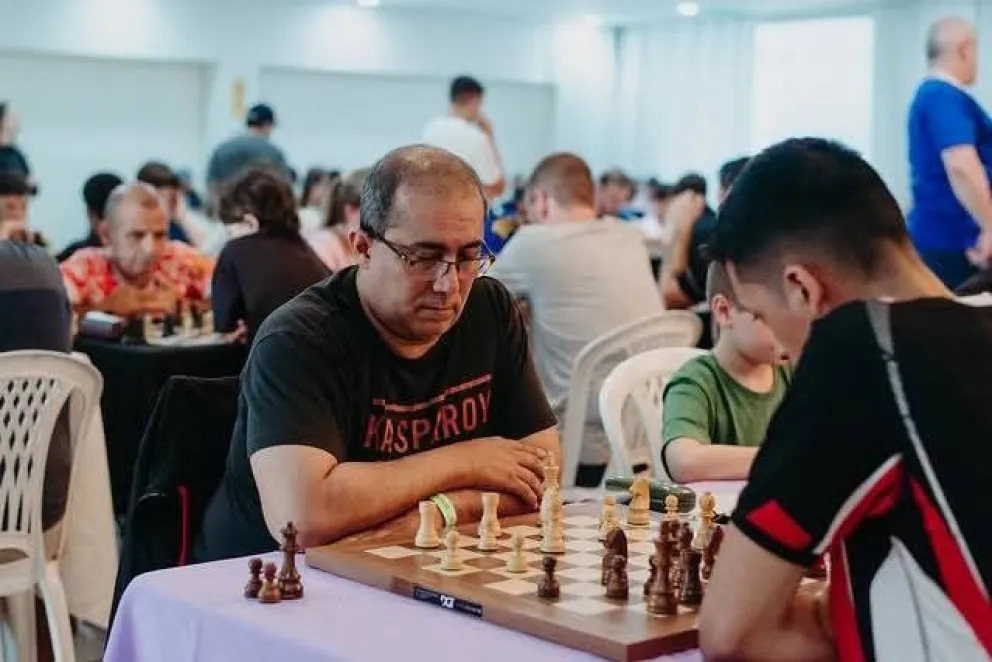 Cueto durante una de sus partidas en Brasil. Foto: Federación Boliviana de Ajedrez.