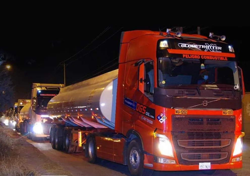 Camiones cisternas.     Foto: YPFB (referencial)