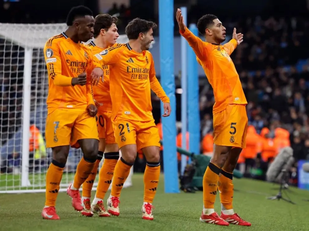  Jude Bellingham y sus compañeros festejan el tercero del Madrid en el Etihad Stadium. Foto. Real Madrid