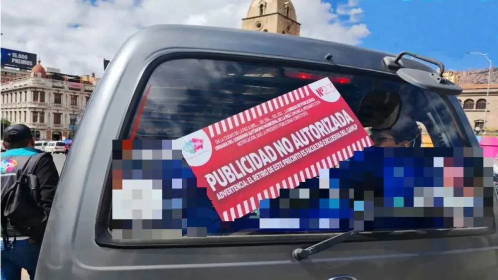 Uno de los vehículos sancionados por no cumplir con la normativa edil. Foto: GAMLP