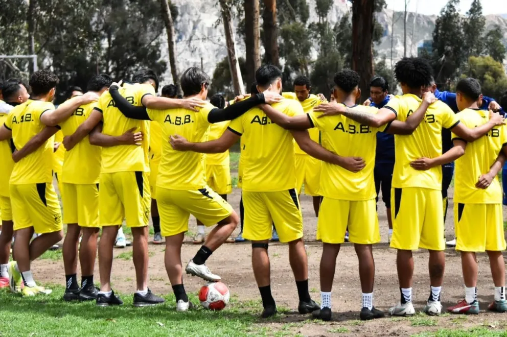 Jugadores de ABB antes de iniciar uno de sus entrenamientos de pretemporda. Foto: club ABB