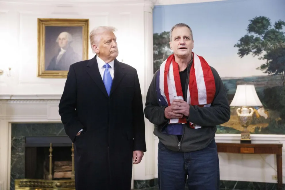 Donald Trump le da la bienevenida a Mark Fogel. Foto: EFE