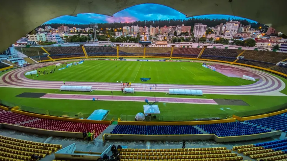 Una vista general de la tribuna principal del estadio Atahualpa de Quito, uno de los más representativos de Ecuador y también del continente. Foto: Quuto.com