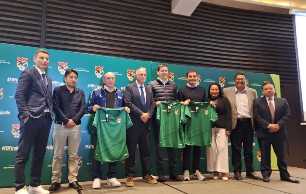 Los drigentes de la FBF junto a los personeros de Conmebol que llegaron a La Paz para refundar el CIEF. Foto: Sports 360
