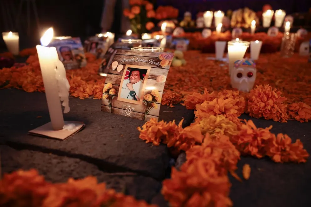 Un altar dedicado a periodistas mexicanos asesinados por el Día de Muertos en México. Foto: EFE