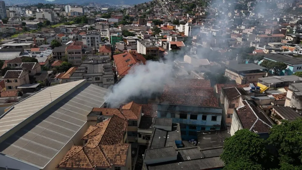Vista aérea del incendio en una fábrica textil especializada en disfraces Maximus Confecções. Foto: EFE