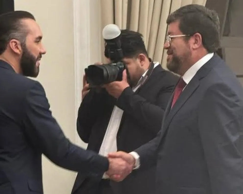 El presidente de El Salvador,Nayib Bukele, y el pecandidato Samuel Doria Medina. Foto: Facebook de Samuel Doria Medina.