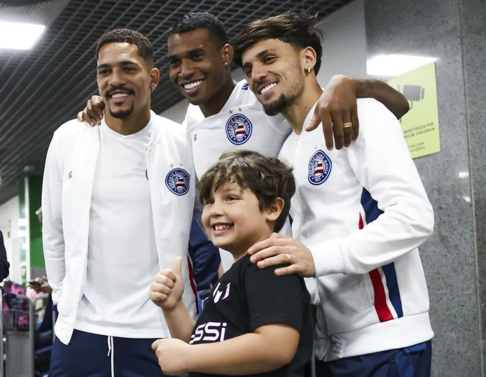 Jugadores del Bahía EC posan con un niño hincha del club en un viaje anterior. Foto: Prensa EC Bahía