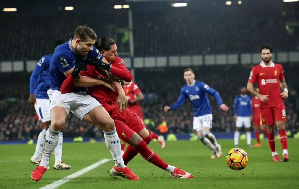 El delantero del Liverpool Darwin Núñez (de rojo) en acción ante James Tarkowski, del Everton. Foto: EFE.