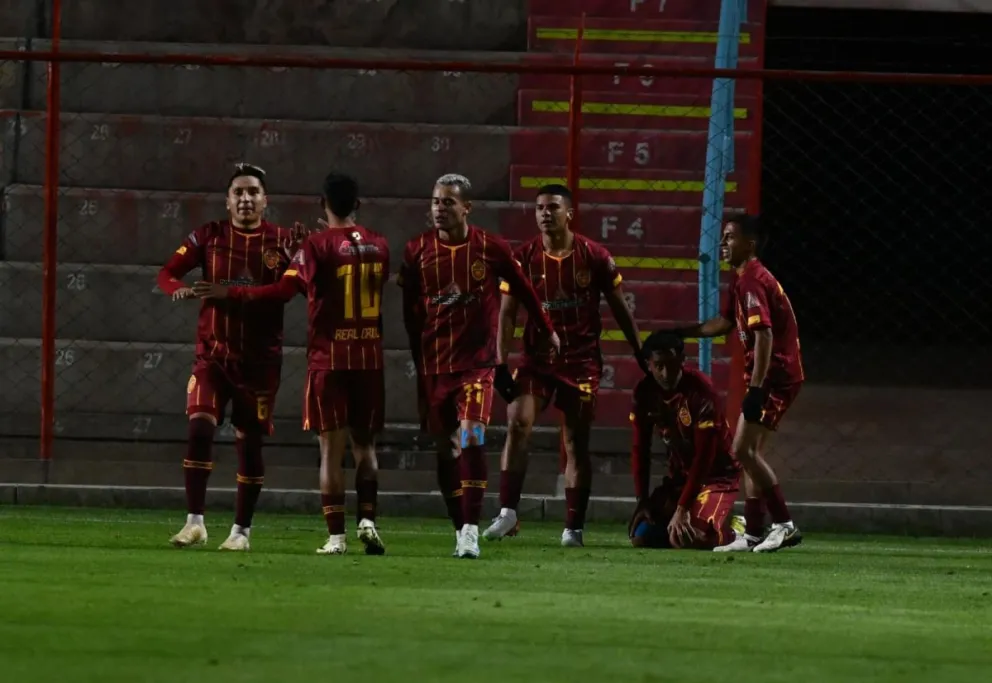 Jugadores de Totora Real Oruro celebran el segundo tanto del compromiso. Foto: APG.