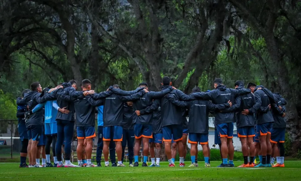 El plantel cruceño previo a un entrenamiento. Foto: Club Blooming.