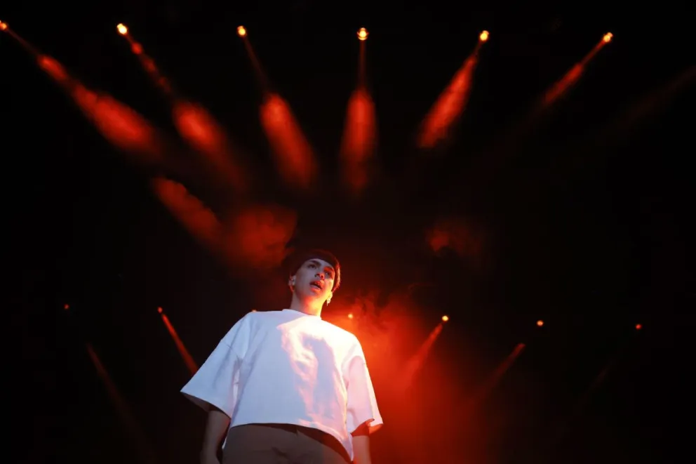 Fotografía de archivo en donde se ve al cantante y compositor argentino Milo J durante el concierto en el Palacio Vistalegre, en Madrid. Foto: EFE