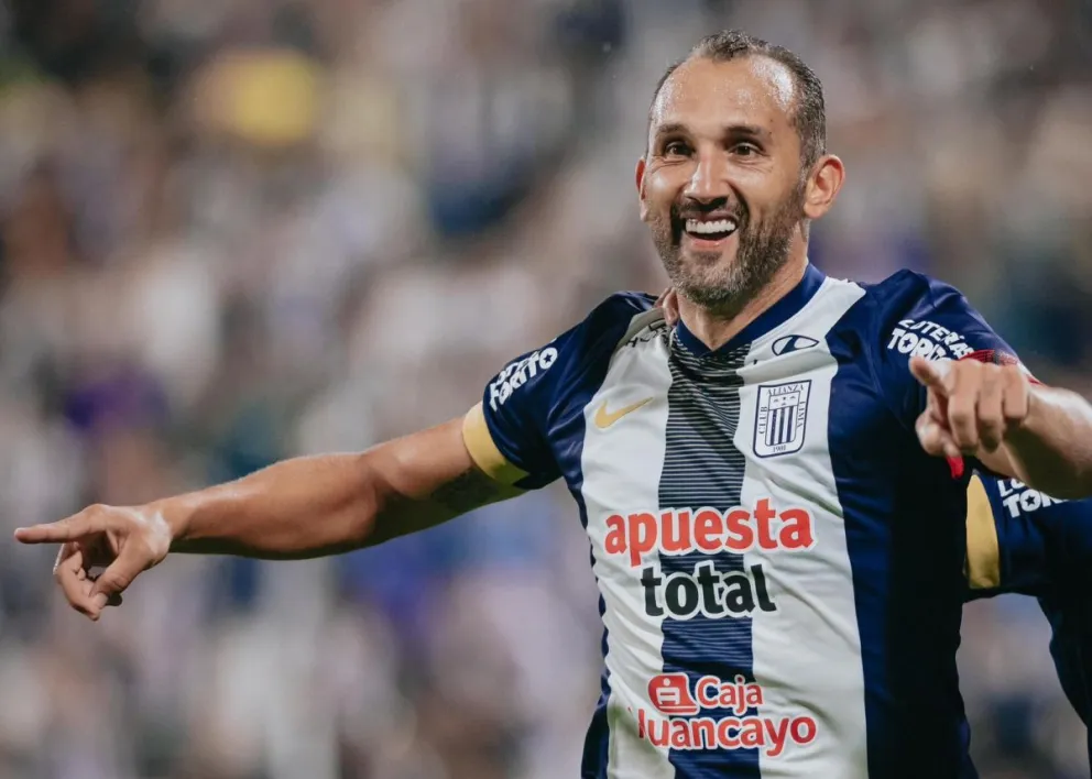 Hernán Barcos festeja el segundo gol de Alianza Lima en el triunfo sobre Nacional de Paraguay. Foto: Conmebol