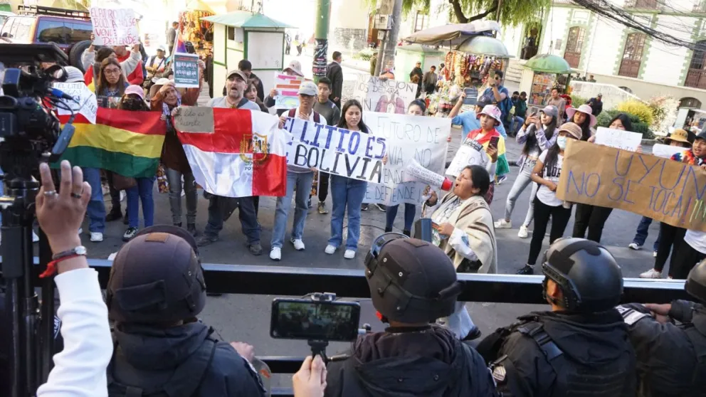 Una protesta contra los contratos de litio de residentes potosinos en La Paz. Foto: APG