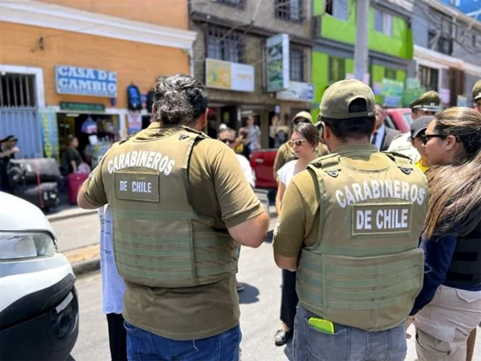 Carabineros intervino el barrio para verificar el estatus legal de los extranjeros. Foto: Radio Paulina de Chile.