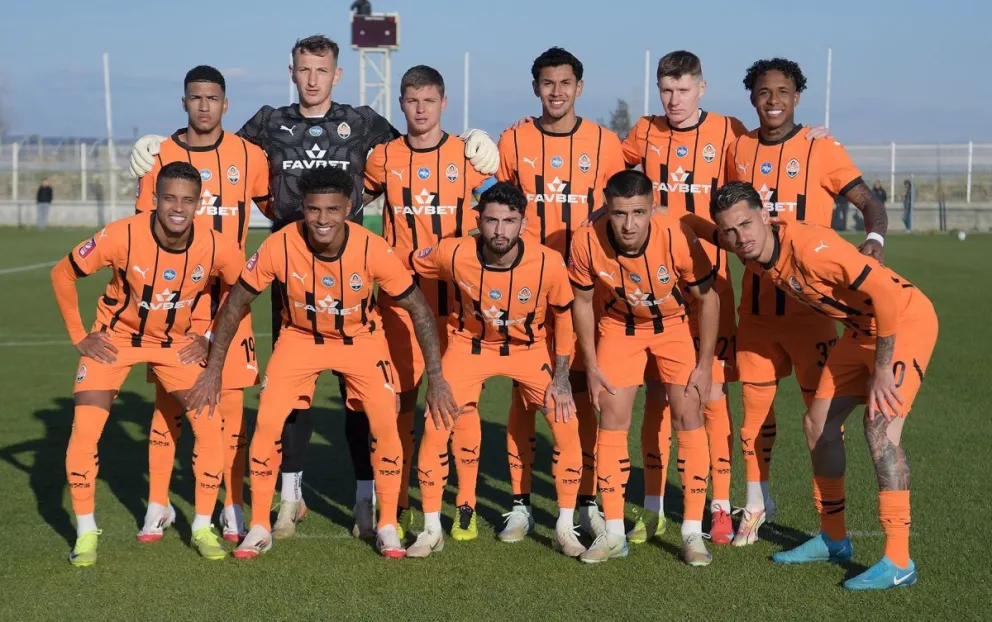 Formación inicial del Shakhtar Donetsk para el partido amistoso con el RFS de Letonia. Arroyo es el cuarto de los parados, empezando desde la izquierda. Foto: Shakhtar Donetsk