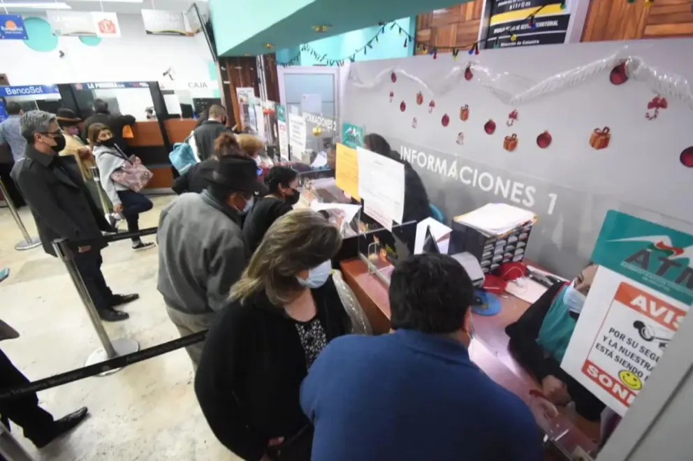 Personas pagando impuestos en la Alcaldía. FOTO: AMUN 
