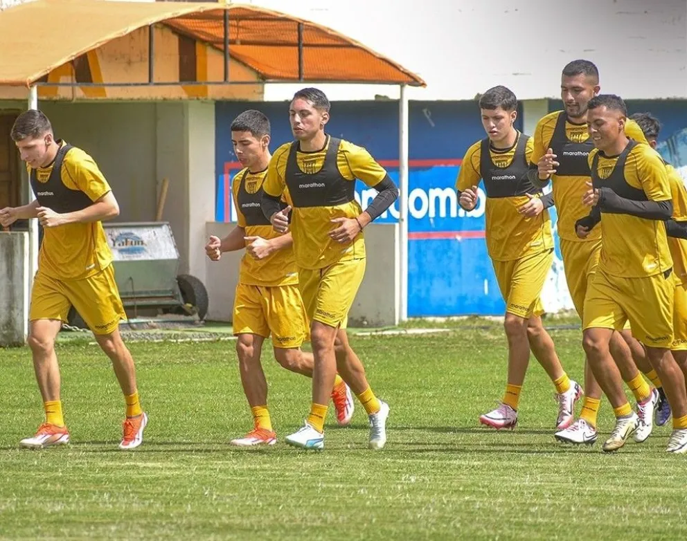 Jugadores atigrados en uno de sus últimos entrenamientos en su estadio de Achumani. Foto: club The Strongest