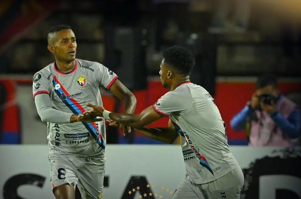 Futbolistas de El Nacional festejan uno de sus goles. Foto: Conmebol.