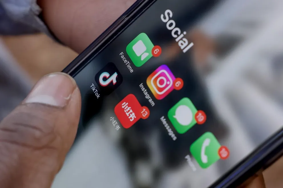 Un usuario con la aplicación TikTok en su teléfono móvil. Foto: EFE