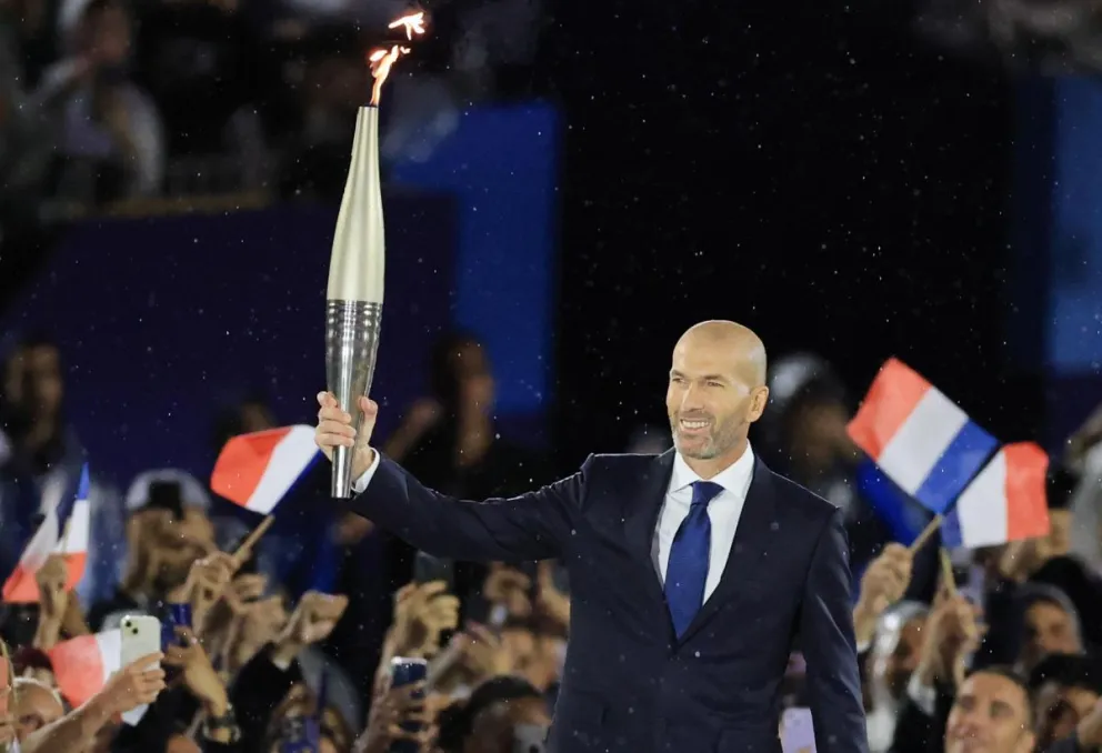 Zidane sostiene la antorcha olímpica en los Juegos de París. Foto: EFE.
