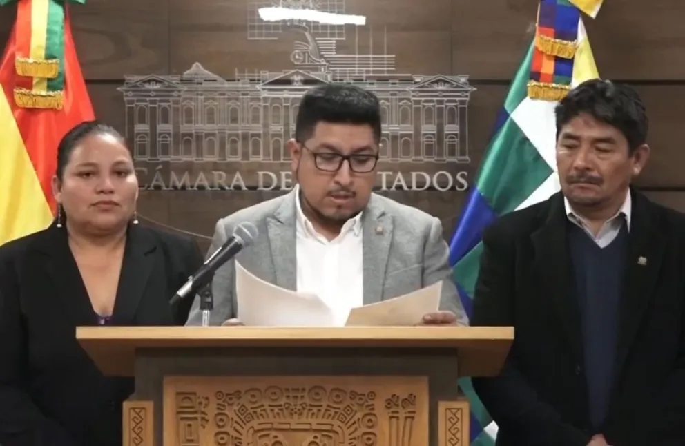El presidente de Diputados, Omar Yujra, y otros diputados "arcistas" en el anuncio de este viernes. Foto: Captura de video