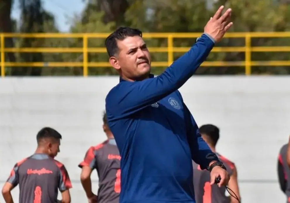Pablo Godoy da instrucciones a los jugadores cuando dirigía a Universitario.