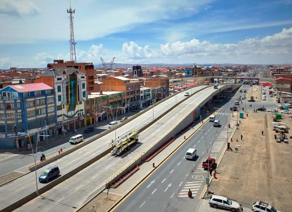 El puente a desnivel de la extranca de Senkata, en el Distrito 8 de El Alto, una de las obras entregadas por el municipio en 2024.  Foto: GAMEA.