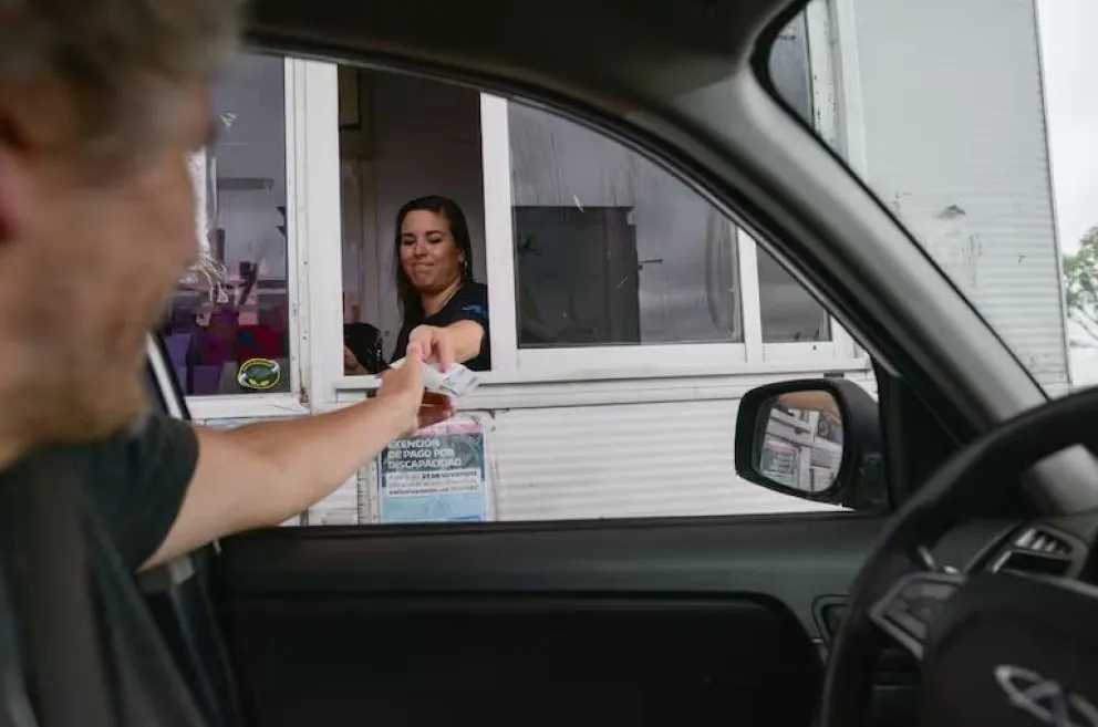 Un conductor paga un peaje en una ruta de Argentina. Foto: La Nación