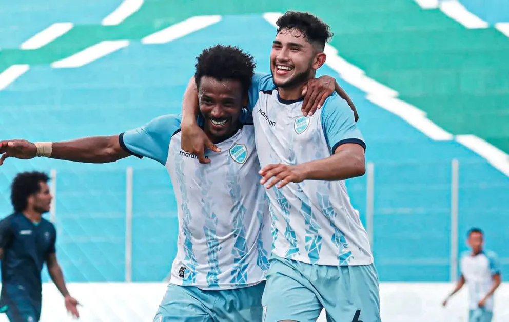 Sejas (der.) y Ballivián festejan el segundo tanto del Equipo del Pueblo. Foto: Club Aurora.