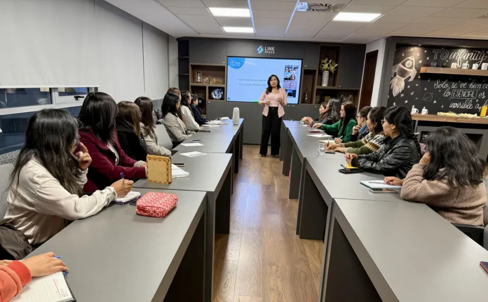 Las participantes del  taller recibieron capacitación y entrenamiento para mejorar sus capacidades empresariales. Foto: Fundación Emprender Futuro.