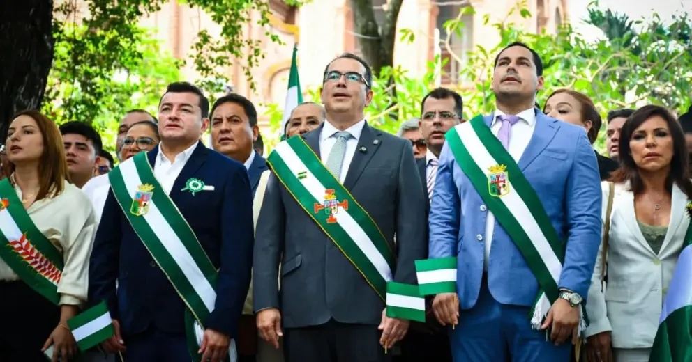 Las autoridades cruceñas durante los actos protocolares. FOTO: Unitel