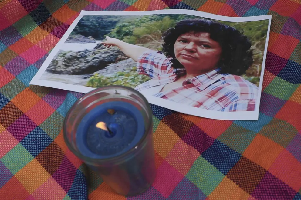 Fotografía que muestra un altar con el retrato de la ambientalista hondureña Berta Cáceres, asesinada en 2016. Foto: EFE