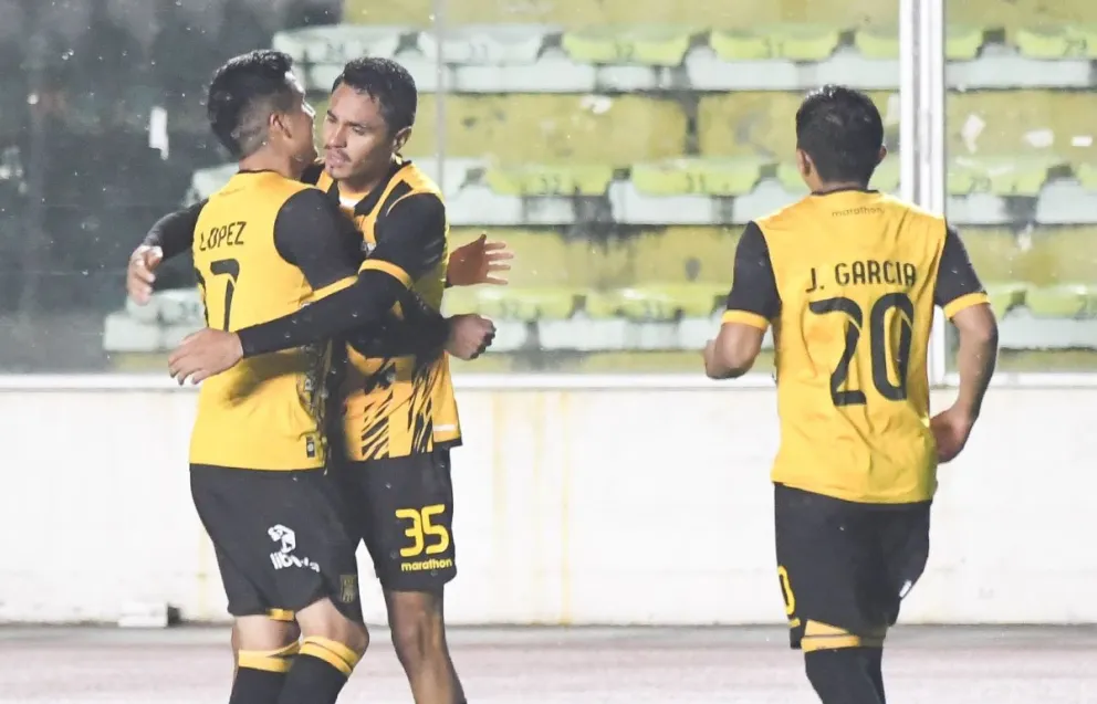 Leonel López felicita a Daniel Lino después de convertir el primer gol del Tigre. Foto: Marka Registrada