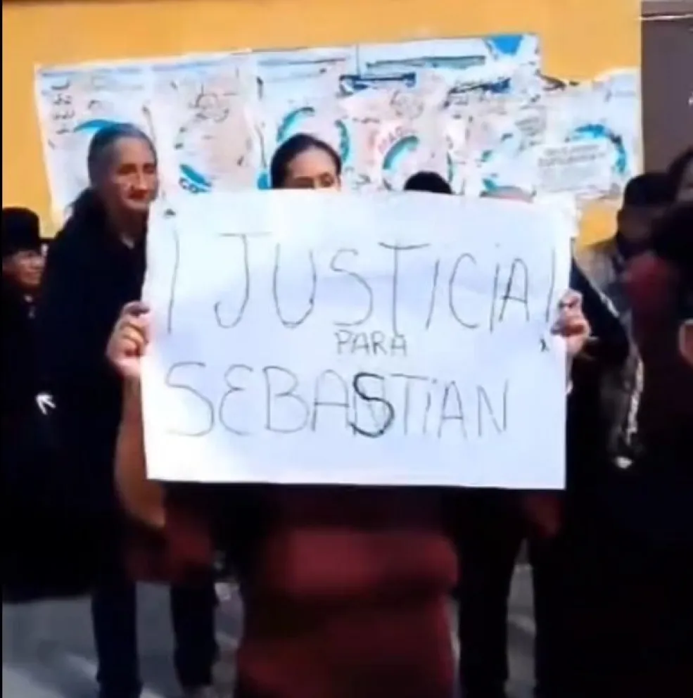 La protesta que se realizó en la Unidad Educativa para pedir justicia.    Foto: Captura RRSS