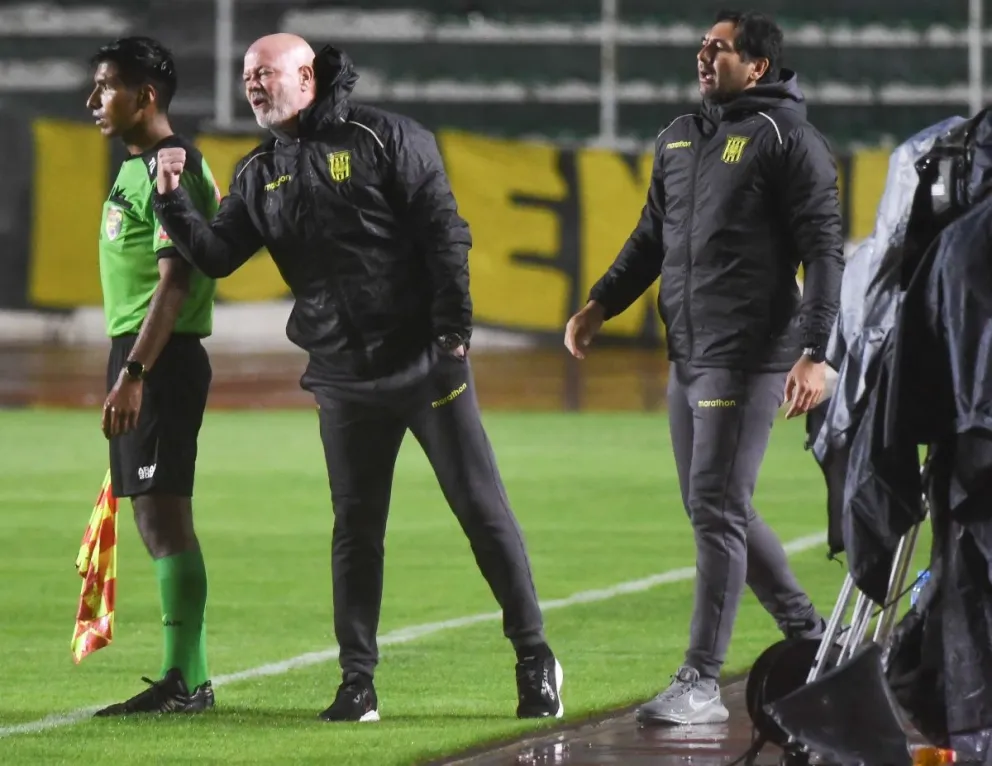Antonio Carlos Zago da instrucciones a sus jugadores en el partido frente a Universitario de Vinto. Foto. Agencia Marka Registrada