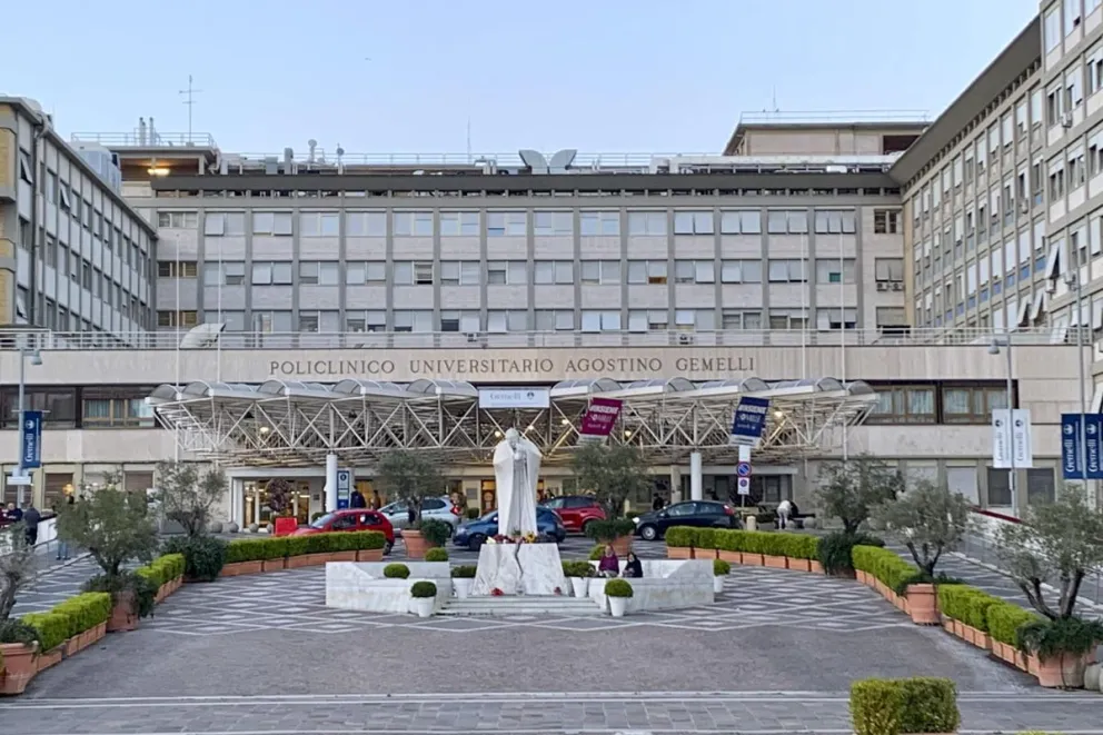 Imagen del hospital Gemelli de Roma, donde permanece ingresado el papa Francisco. Foto: EFE