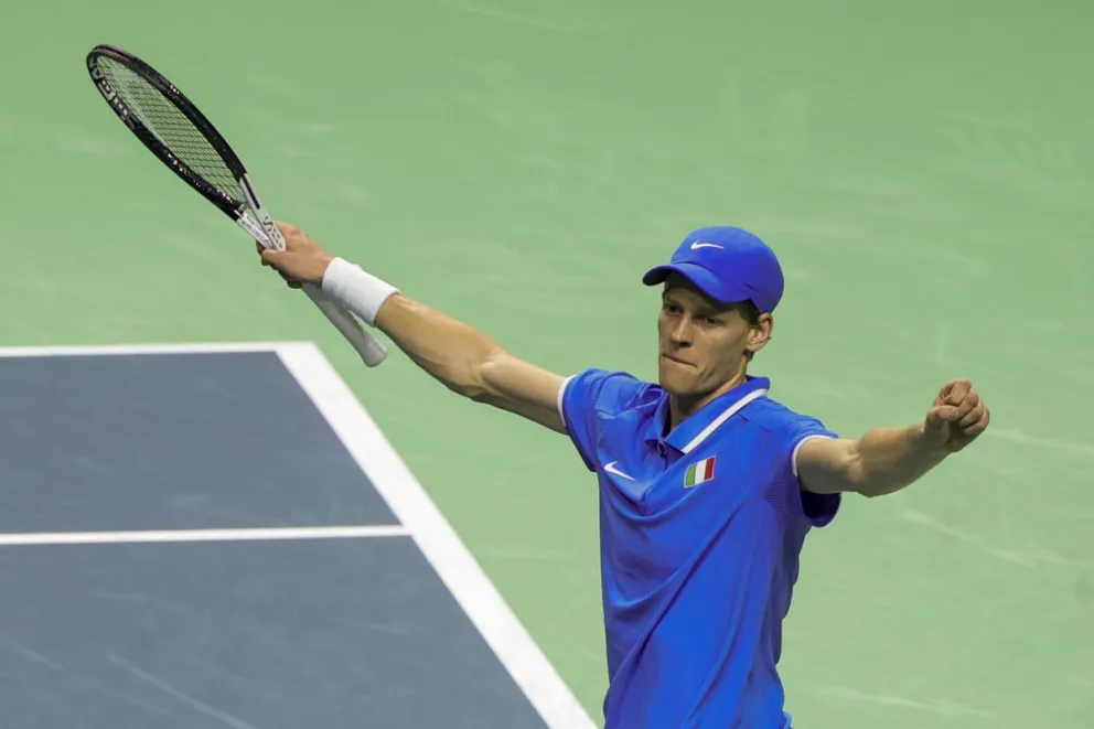 El italiano Jannik Sinner celebra su victoria en la final de la Copa Davis tras derrotar a Países Bajos en Málaga el pasado mes de noviembre. Foto: EFE