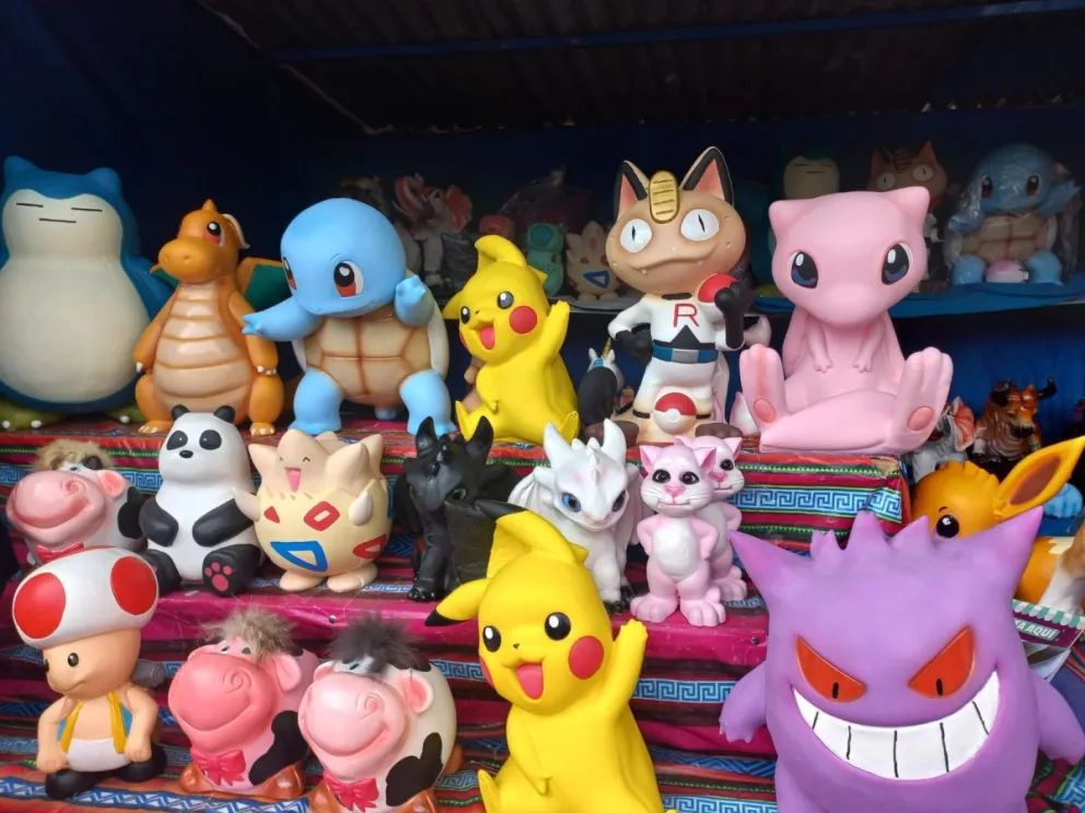 Alcancías de yeso son expuestas en la feria de Alasita. Foto: Alcaldía de El Alto.  