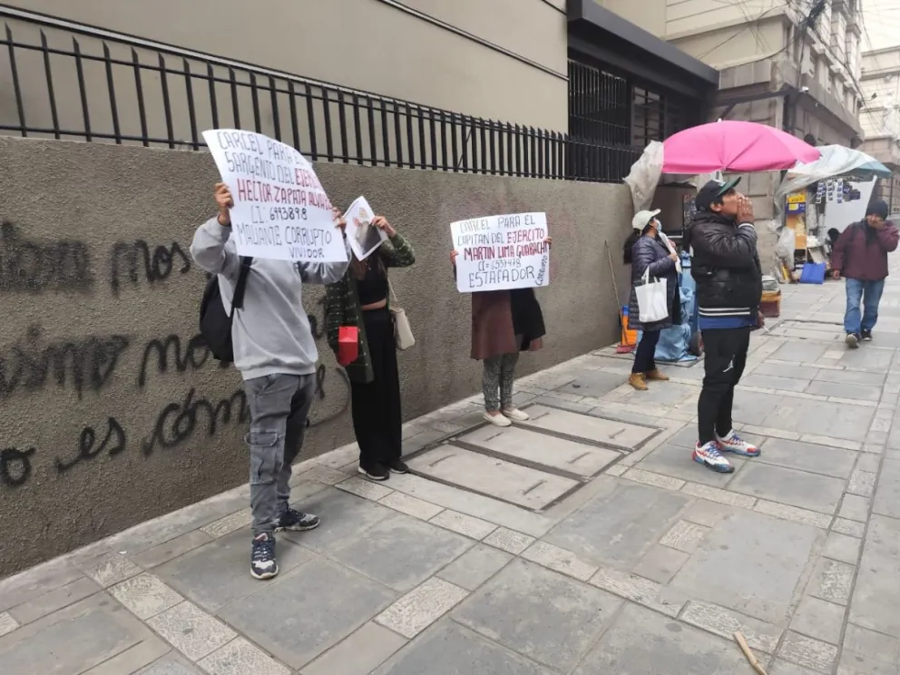 Familiares de los postulantes al Colegio Militar, piden justicia en puertas de la Fiscalía de La Paz. Foto: Visión 360