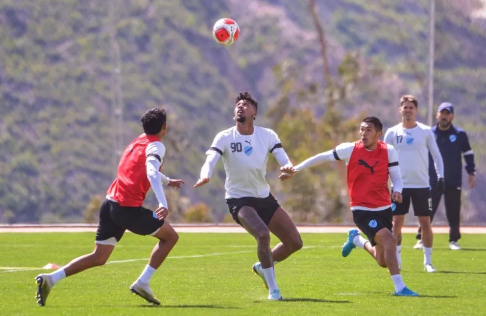 Fabio Gomes intenta eludir la marca de dos compañeros, uno de ellos Erwin Saavedra. Foto: Agencia Marka Registrada