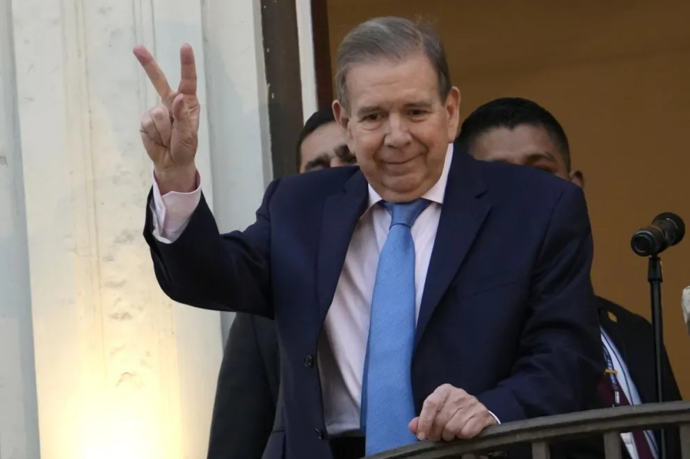 Edmundo González Urrutia, saludando a simpatizantes desde un balcón del Gran Hotel Bolívar, en Lima (Perú). Foto: EFE