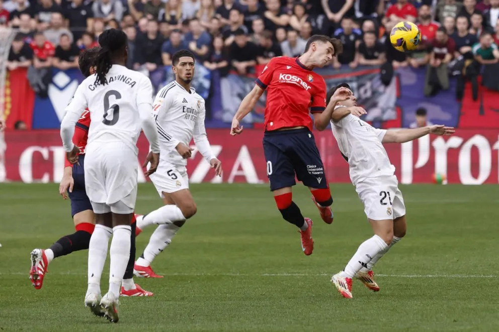El centrocampista del Osasuna Aimar Oroz (c) y el centrocampista del Real Madrid Brahim Díaz, durante el partido de la jornada 24 de la LaLiga. Foto: EFE