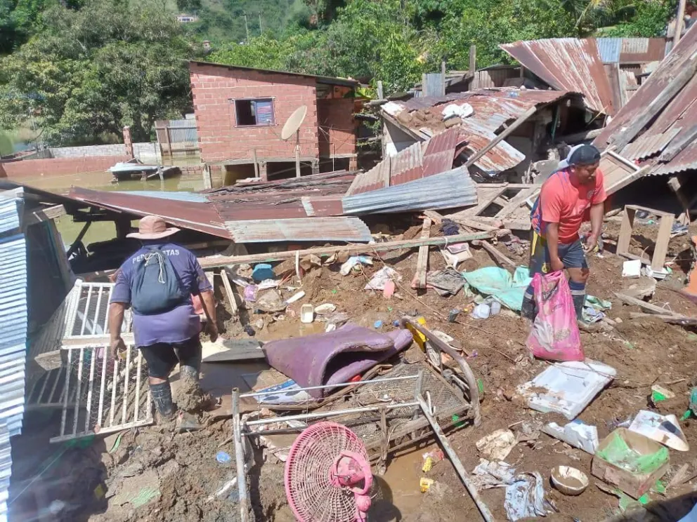 Una de las casas derrumbadas por las inundaciones en el municipio de Tipuani. Foto; Somos Tipuaneños
