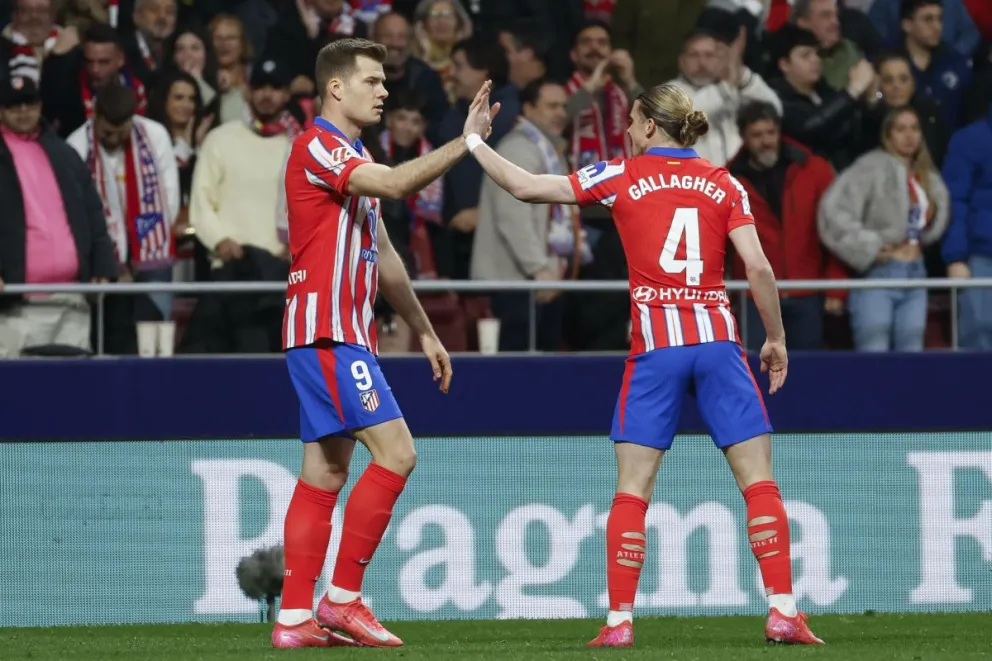 El delantero del Atlético de Madrid Alexander Sørloth (i), celebra su gol con su compañero Conor Gallagher, Foto: EFE