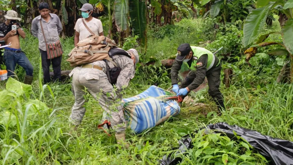Investigadores policiales realizan el levantamiento del cadáver del dirigente Francisco Marupa, indígena del pueblo Leco.