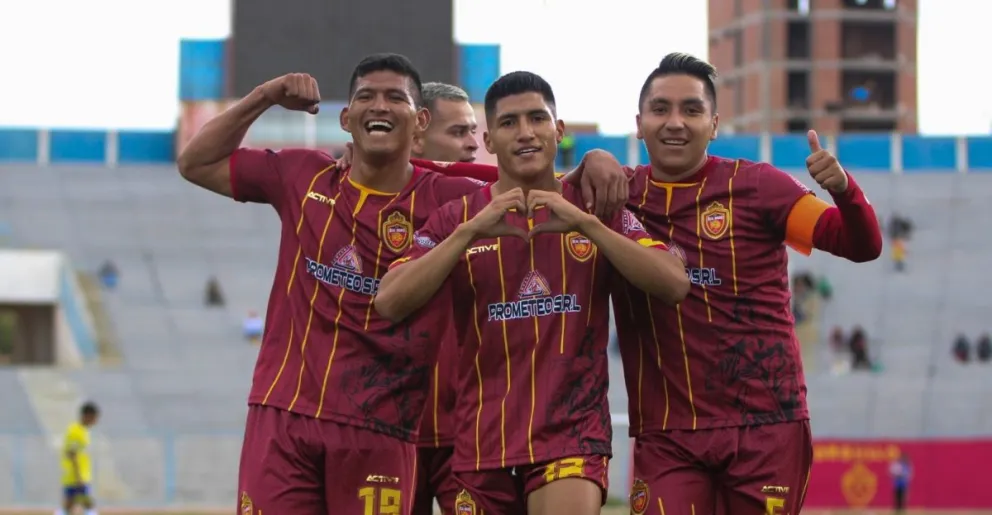 Luis Alí (centro), autor de dos golazos para Totora Real Oruro, celebra con dos compañeros. Foto: APG. 