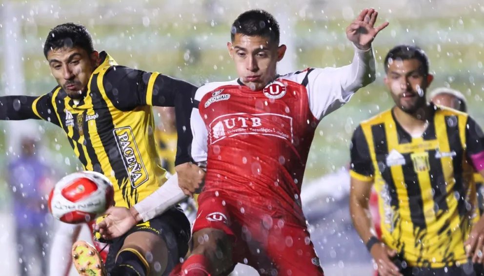 The Strongest y Universitario jugaron bajo intensa lluvia. Foto: Agencia Marka Registrada. 