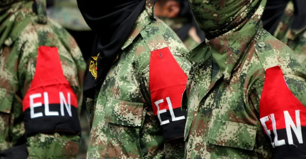 Fotografía de archivo de personas que portan la bandera del Ejército de Liberación Nacional (ELN). Foto: EFE