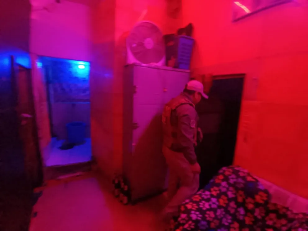 Efectivo policial en uno de los operativos en un lenocinio de El Alto. Foto: Fiscalía de La Paz.